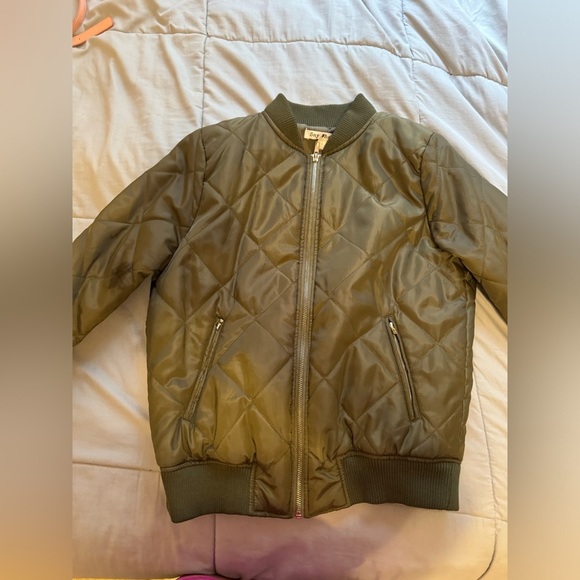 Trendy Olive Green Quilted Bomber Jacket with Zip Pockets - Picture 3 of 8
